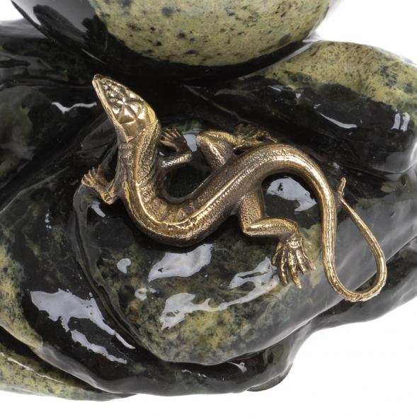 Композиция &amp;quot;Ящерица на скале&amp;quot; с шаром 10 см змеевик 126882