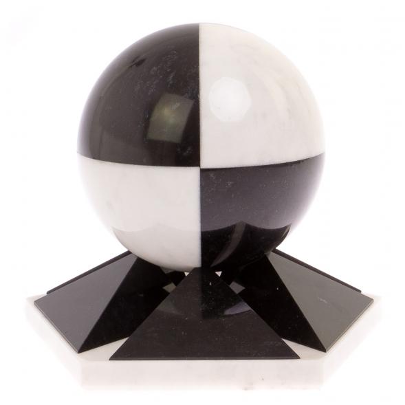 Шар 12,5 см на подставке из черного змеевика и мрамора 126356
