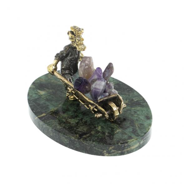 Статуэтка &amp;quot;Старатель с тачкой&amp;quot; из бронзы камень аметист 128317
