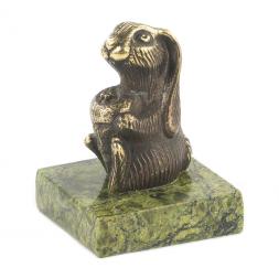 Статуэтка &amp;quot;Заяц с морковкой&amp;quot; из бронзы и змеевика