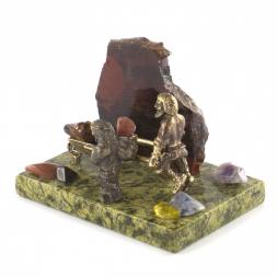 Композиция сувенир &amp;quot;Старатели с тачкой&amp;quot; из бронзы на подставке из камня