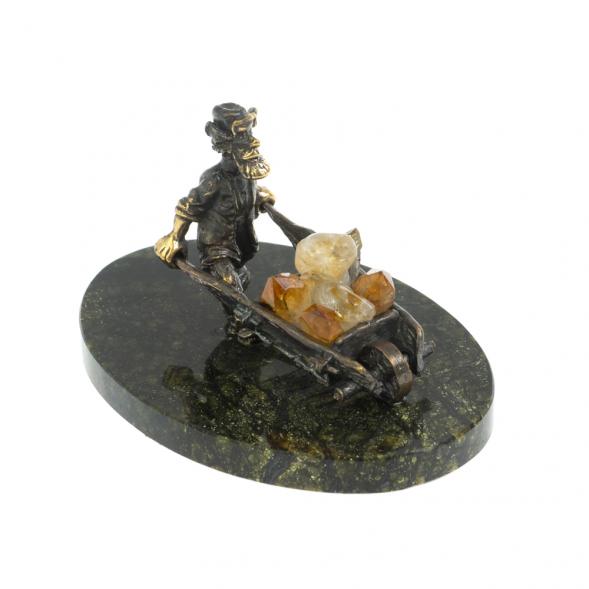 Статуэтка &amp;quot;Старатель с тачкой&amp;quot; из бронзы камень цитрин 128322