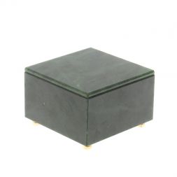 Шкатулка из нефрита 8,5х8,5х5,5 см