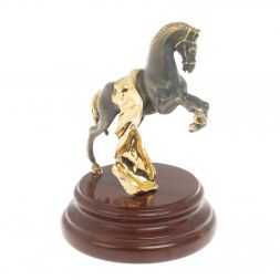 Бронзовая статуэтка &amp;quot;Конь с попоной&amp;quot; на подставке из яшмы