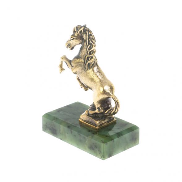 Статуэтка &amp;quot;Конь на дыбах&amp;quot; на подставке из нефрита 6х3,5х8 см 127932