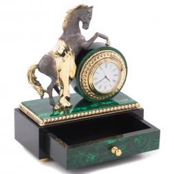 Декоративные часы из малахита &amp;quot;Конь на дыбах&amp;quot; с выдвижным ящиком