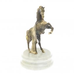 Статуэтка из бронзы &amp;quot;Конь с попоной&amp;quot; на подставке из мрамора