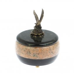 Шкатулка круглая "Орел" из розового мрамора и змеевика 10,5х10,5х13,5 см