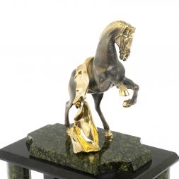 Часы "Конь с попоной" из баженовского змеевика