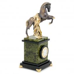 Настольные часы "Конь на дыбах" камень змеевик