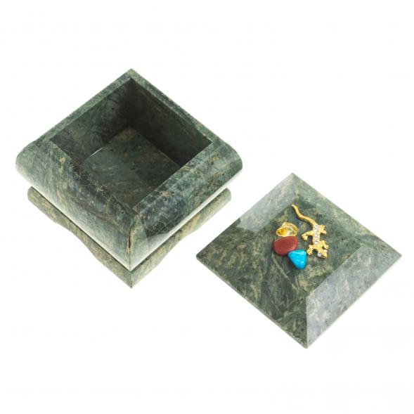 Шкатулка из змеевика с прямой ящерицей 6,5х6,5х6 см 122849