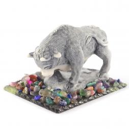 Сувенир "Бык в стойке" из мрамолита на подставке из змеевика