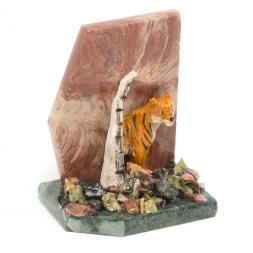 Сувенир из лемезита &amp;quot;Тигр у скалы&amp;quot;