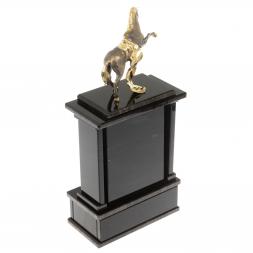 Настольные часы "Конь с попоной"из черного обсидиана