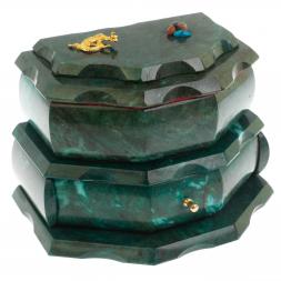 Ларец для украшений их змеевика с ящерицей