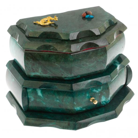 Ларец для украшений их змеевика с ящерицей 129881