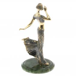 Бронзовая статуэтка &amp;quot;Девушка игра&amp;quot; на нефрите